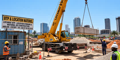 Grue mobile de 50 tonnes sur un chantier de construction